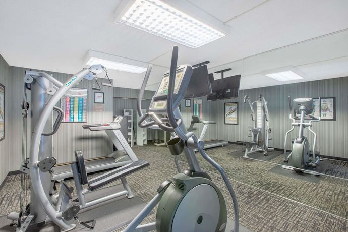 Imagen de los interiores del Hotel Ramada By Wyndham Midtown Grand Island. Foto 16