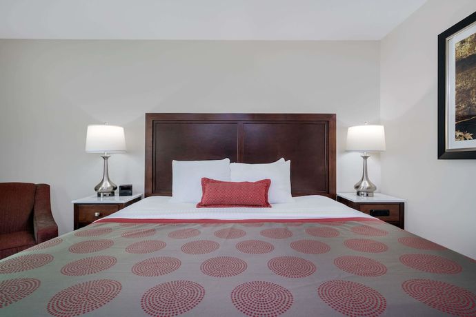 Imagen de la habitación del Hotel Ramada By Wyndham Minneapolis Golden Valley. Foto 10