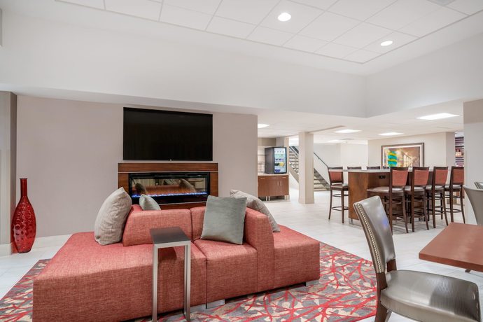 Imagen de los interiores del Hotel Ramada By Wyndham Minneapolis Golden Valley. Foto 18