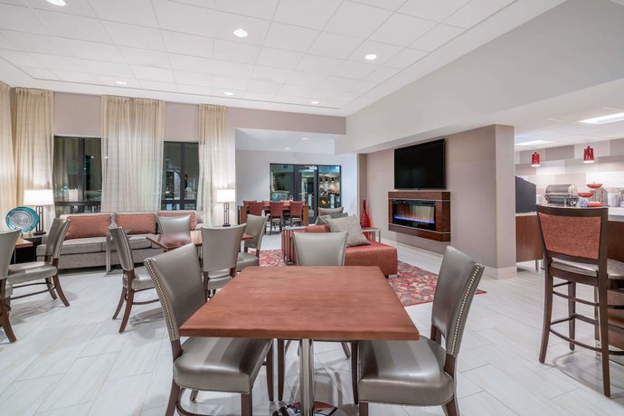 Imagen de los interiores del Hotel Ramada By Wyndham Minneapolis Golden Valley. Foto 20