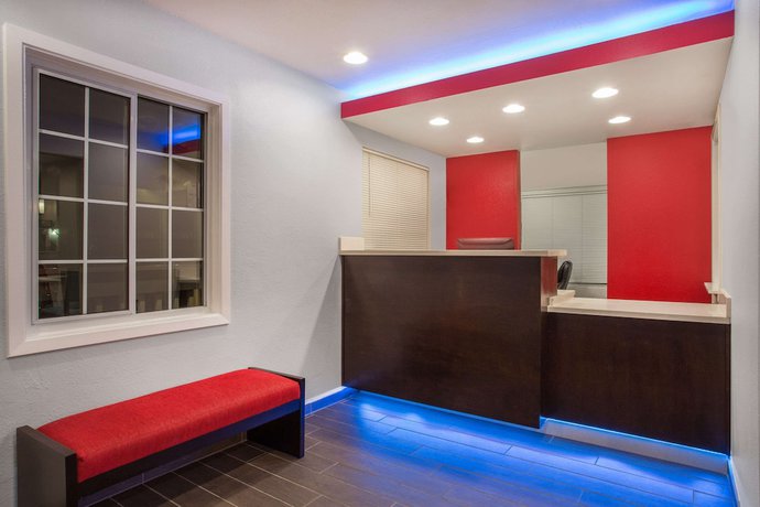 Imagen de los interiores del Hotel Ramada By Wyndham Monterey. Foto 19