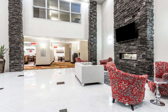 Imagen de los interiores del Hotel Ramada By Wyndham Moose Jaw. Foto 19