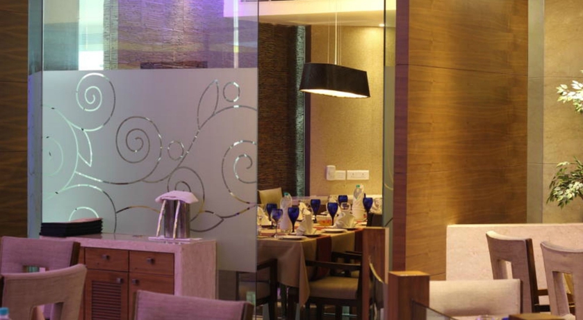 Imagen del bar/restaurante del Hotel Ramada By Wyndham Navi Mumbai. Foto 1