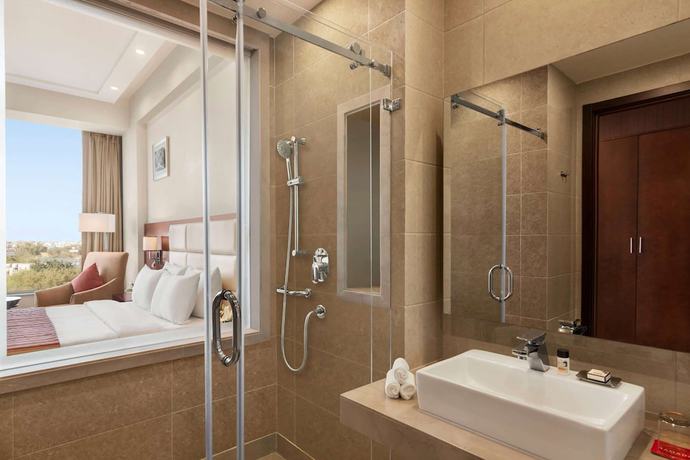 Imagen de la habitación del Hotel Ramada By Wyndham New Delhi Pitampura. Foto 5