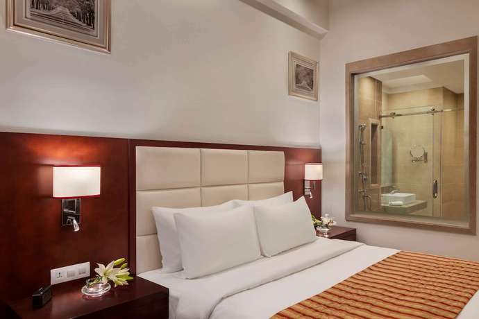 Imagen de la habitación del Hotel Ramada By Wyndham New Delhi Pitampura. Foto 6