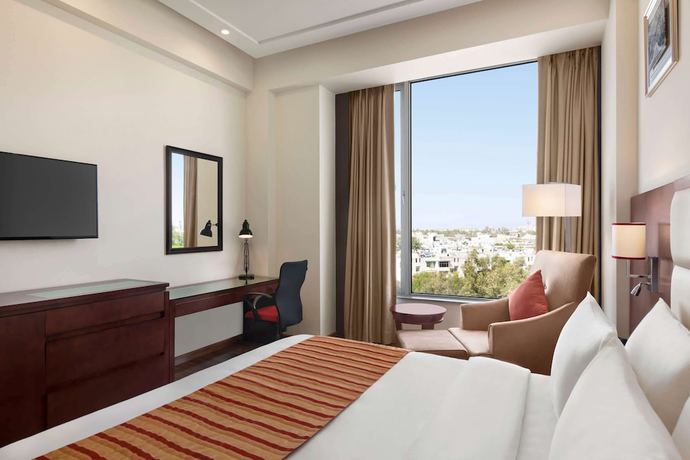 Imagen de la habitación del Hotel Ramada By Wyndham New Delhi Pitampura. Foto 11