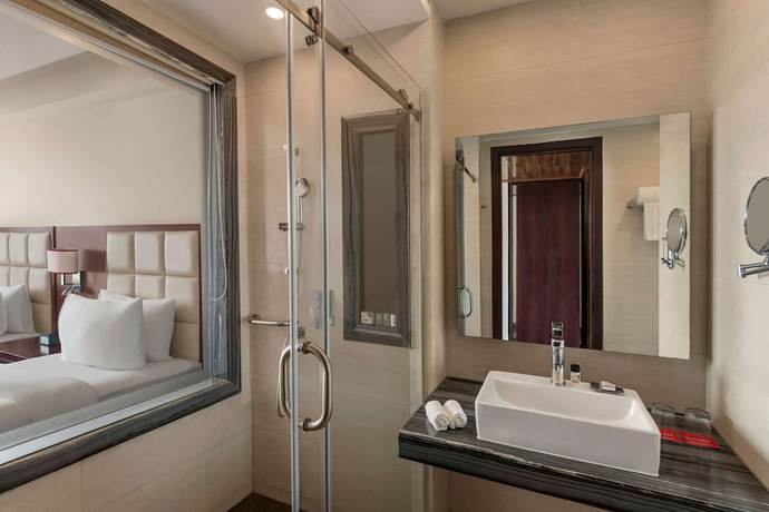 Imagen de la habitación del Hotel Ramada By Wyndham New Delhi Pitampura. Foto 12