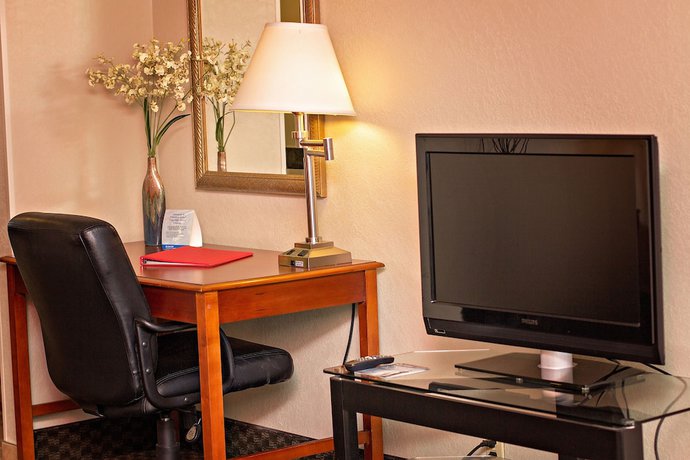 Imagen de la habitación del Hotel Ramada By Wyndham New Iberia. Foto 7