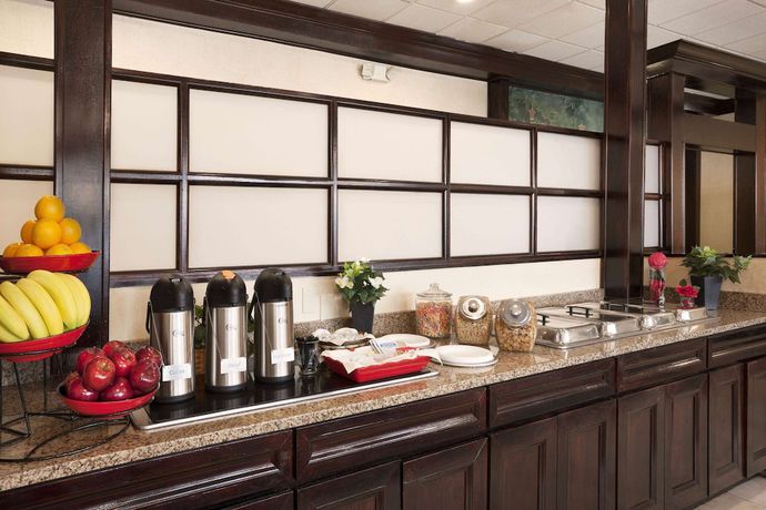 Imagen del bar/restaurante del Hotel Ramada By Wyndham Newark/wilmington. Foto 2