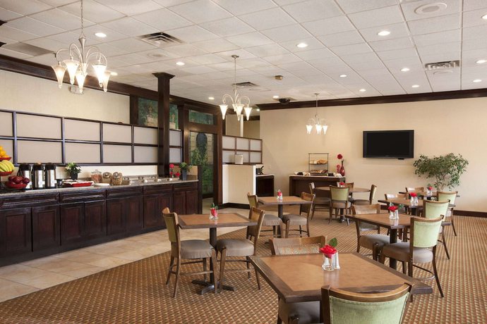 Imagen del bar/restaurante del Hotel Ramada By Wyndham Newark/wilmington. Foto 3
