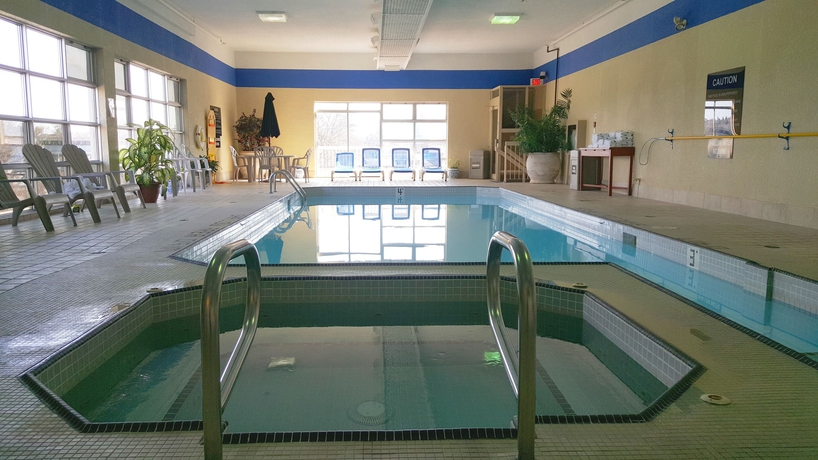 Imagen de la piscina del Hotel Ramada By Wyndham Niagara Falls By The River. Foto 5