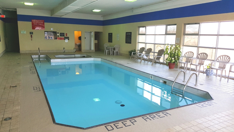 Imagen de la piscina del Hotel Ramada By Wyndham Niagara Falls By The River. Foto 6