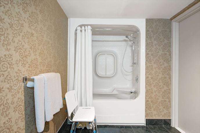 Imagen de la habitación del Hotel Ramada By Wyndham Niagara Falls Near The Falls. Foto 7