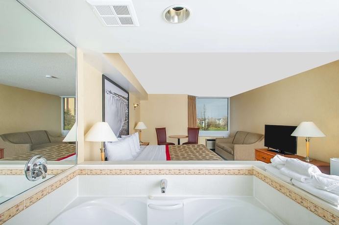 Imagen de la habitación del Hotel Ramada By Wyndham Niagara Falls Near The Falls. Foto 10