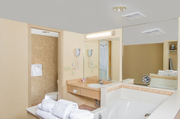 Imagen de la habitación del Hotel Ramada By Wyndham Niagara Falls Near The Falls. Foto 11