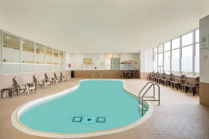 Imagen de la piscina del Hotel Ramada By Wyndham Niagara Falls Near The Falls. Foto 19