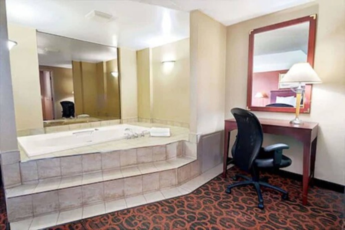 Imagen de la habitación del Hotel Ramada By Wyndham Niagara Falls/fallsview. Foto 5