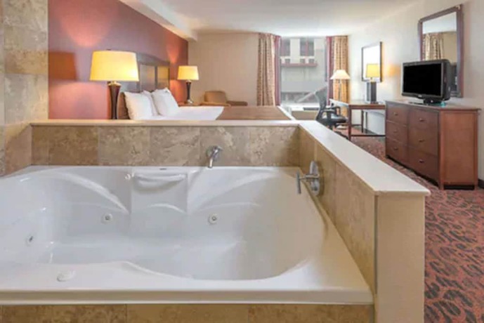 Imagen de la habitación del Hotel Ramada By Wyndham Niagara Falls/fallsview. Foto 8