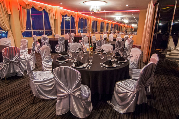 Imagen de los interiores del Hotel Ramada By Wyndham North Bergen. Foto 14