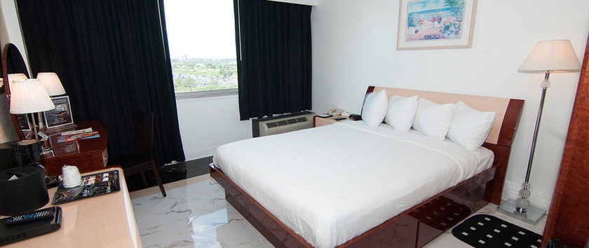 Imagen de la habitación del Hotel Ramada By Wyndham North Bergen. Foto 11