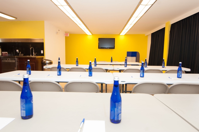 Imagen de los interiores del Hotel Ramada By Wyndham North Bergen. Foto 15