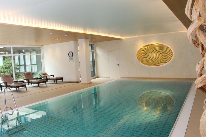 Imagen de la piscina del Hotel Ramada By Wyndham Nuernberg Parkhotel. Foto 19