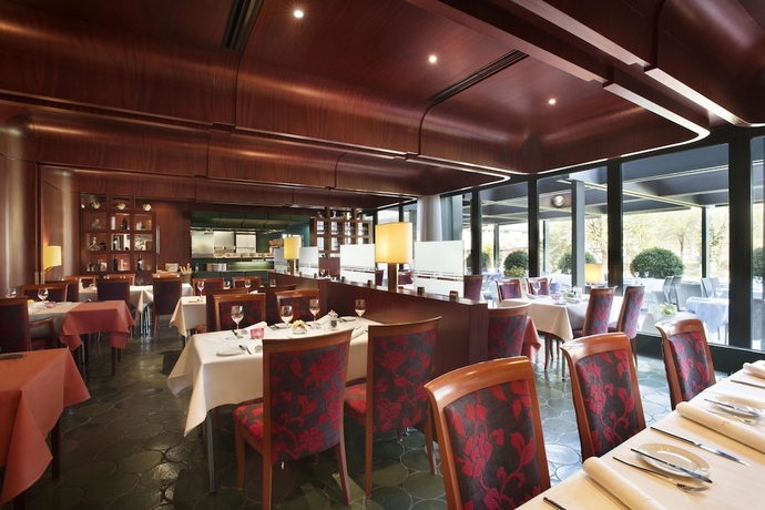 Imagen del bar/restaurante del Hotel Ramada By Wyndham Nuernberg Parkhotel. Foto 6