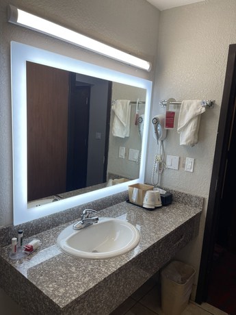 Imagen de la habitación del Hotel Ramada By Wyndham Oklahoma City Airport North. Foto 16