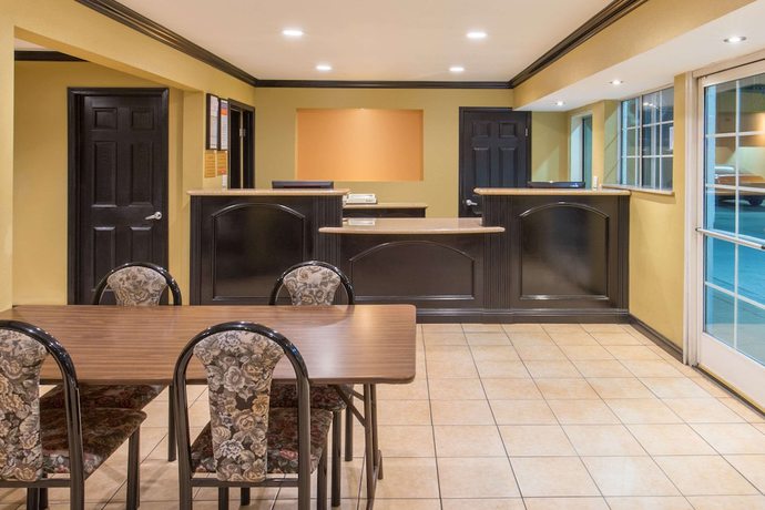 Imagen de los interiores del Hotel Ramada By Wyndham Ontario. Foto 20