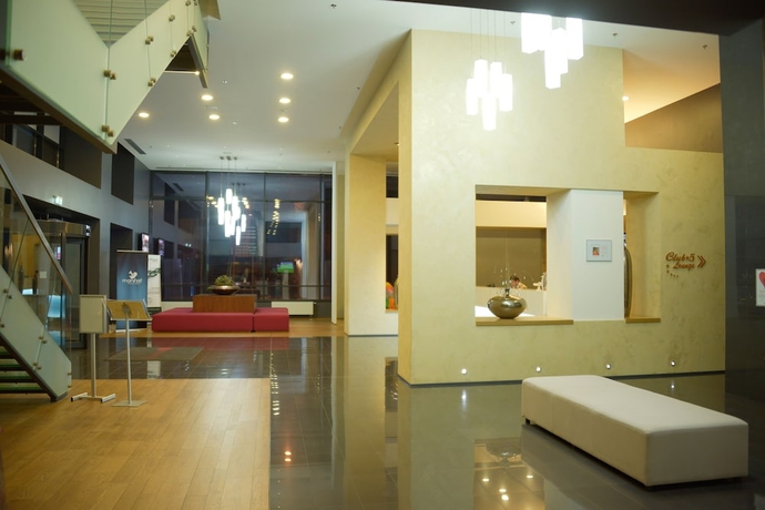 Imagen de los interiores del Hotel Ramada By Wyndham Oradea. Foto 19