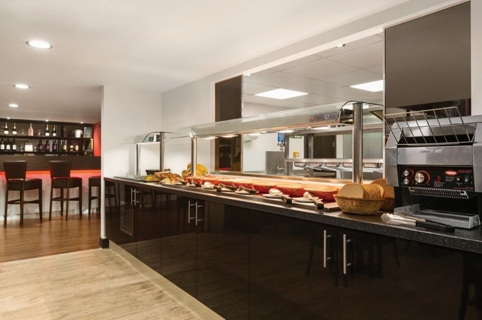 Imagen del bar/restaurante del Hotel Ramada By Wyndham Oxford. Foto 3