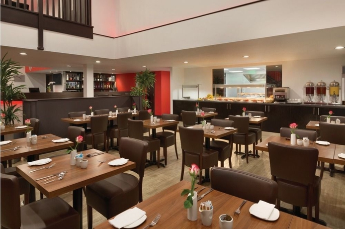 Imagen del bar/restaurante del Hotel Ramada By Wyndham Oxford. Foto 5