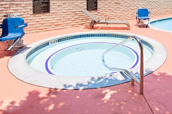 Imagen de la piscina del Hotel Ramada By Wyndham Pasadena. Foto 14