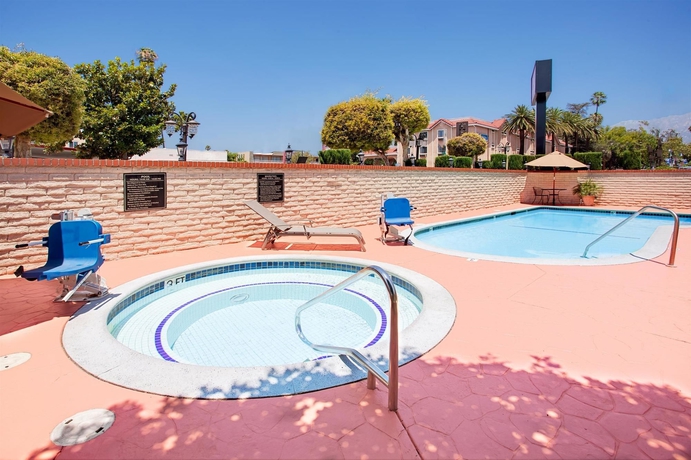 Imagen de la piscina del Hotel Ramada By Wyndham Pasadena. Foto 16