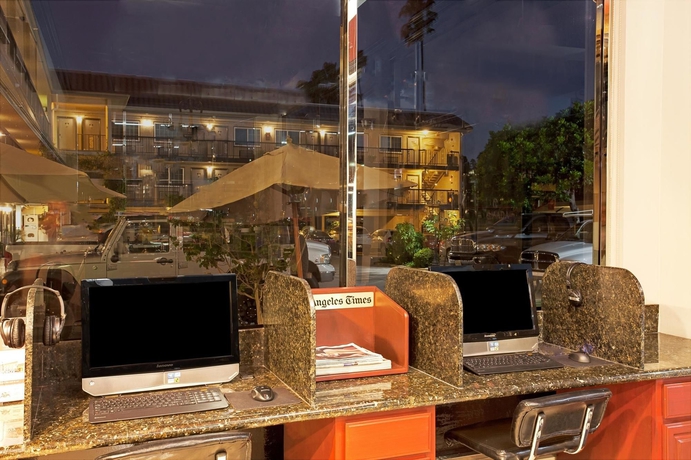 Imagen de los interiores del Hotel Ramada By Wyndham Pasadena. Foto 13