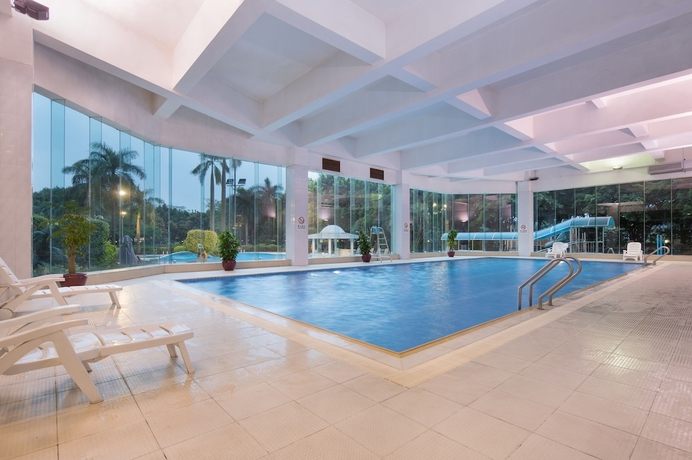 Imagen de la piscina del Hotel Ramada By Wyndham Pearl Guangzhou. Foto 19