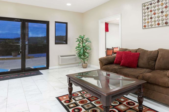 Imagen de los interiores del Hotel Ramada By Wyndham Pelham. Foto 13