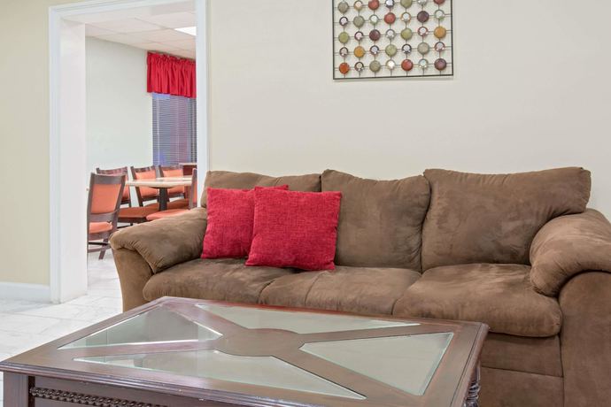 Imagen de los interiores del Hotel Ramada By Wyndham Pelham. Foto 14