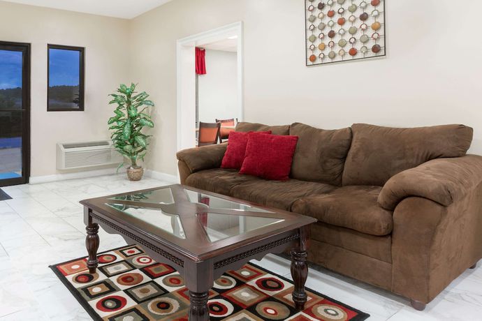 Imagen de los interiores del Hotel Ramada By Wyndham Pelham. Foto 16