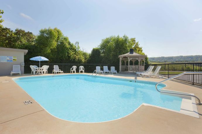 Imagen de la piscina del Hotel Ramada By Wyndham Pelham. Foto 20