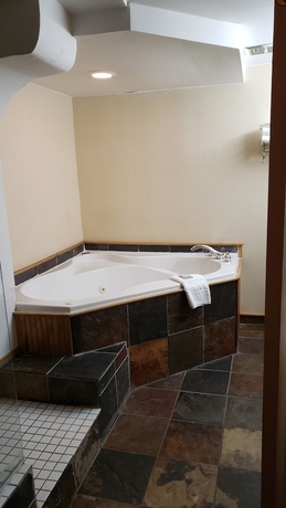 Imagen de la habitación del Hotel Ramada By Wyndham Pinewood Park Resort North Bay. Foto 16