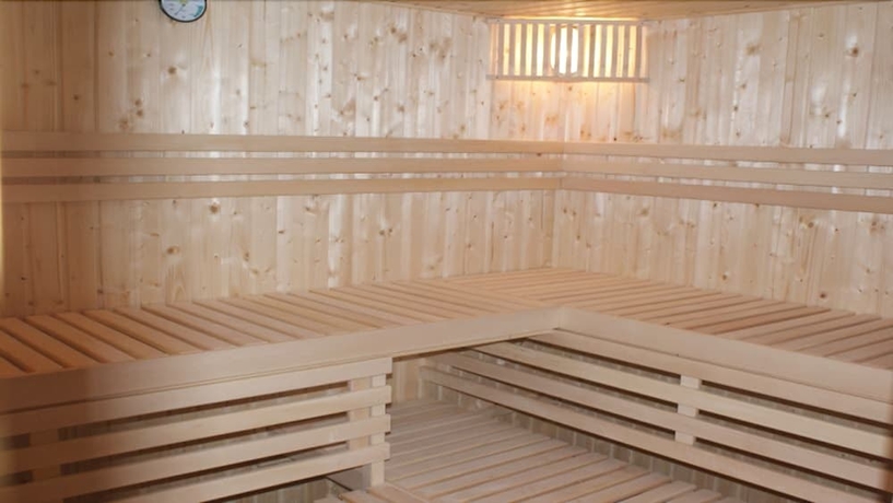 Imagen de la piscina del Hotel Ramada By Wyndham Pitesti. Foto 19