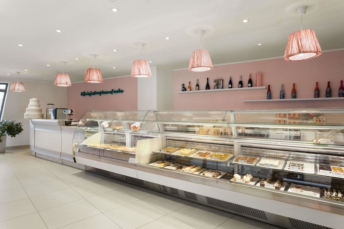 Imagen del bar/restaurante del Hotel Ramada By Wyndham Pitesti. Foto 3