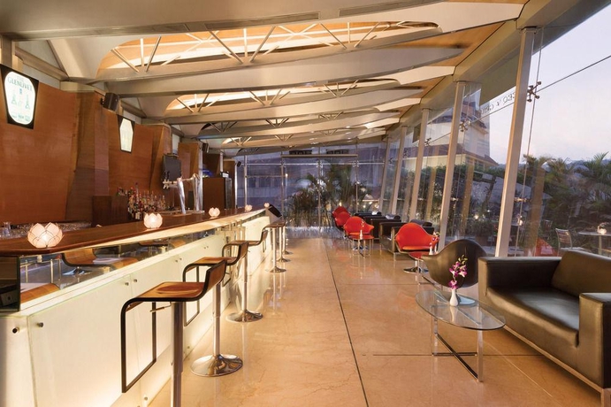 Imagen del bar/restaurante del Hotel Ramada By Wyndham Powai and Convention Centre. Foto 2
