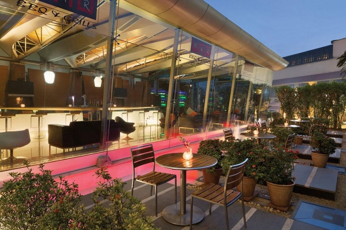 Imagen del bar/restaurante del Hotel Ramada By Wyndham Powai and Convention Centre. Foto 3