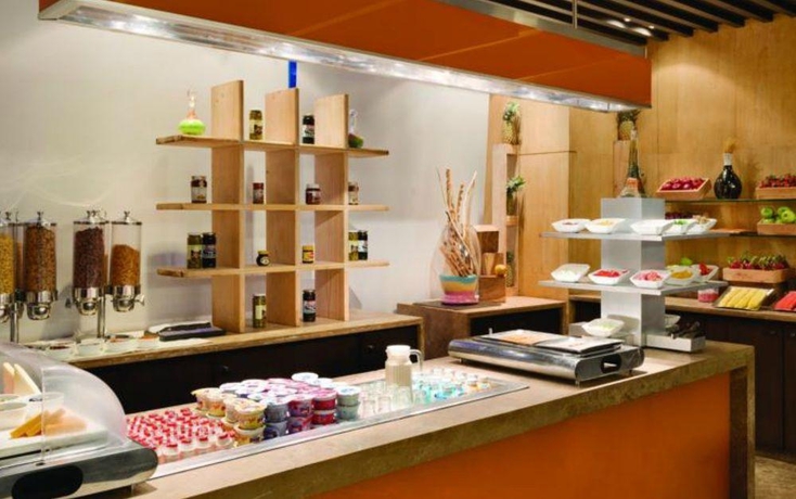 Imagen del bar/restaurante del Hotel Ramada By Wyndham Powai and Convention Centre. Foto 5