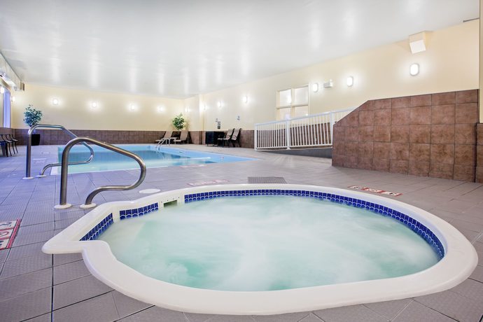 Imagen de la piscina del Hotel Ramada By Wyndham Prince Albert. Foto 19