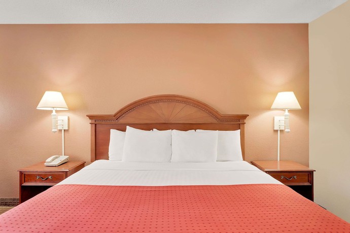 Imagen de la habitación del Hotel Ramada By Wyndham Provo. Foto 3