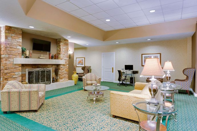 Imagen de los interiores del Hotel Ramada By Wyndham Provo. Foto 19