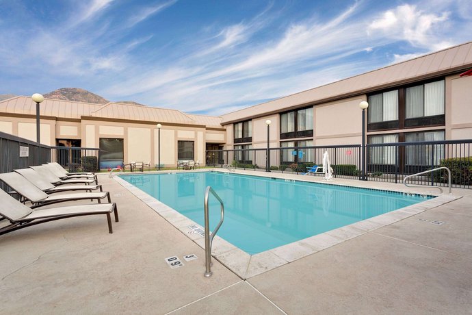 Imagen de la piscina del Hotel Ramada By Wyndham Provo. Foto 20